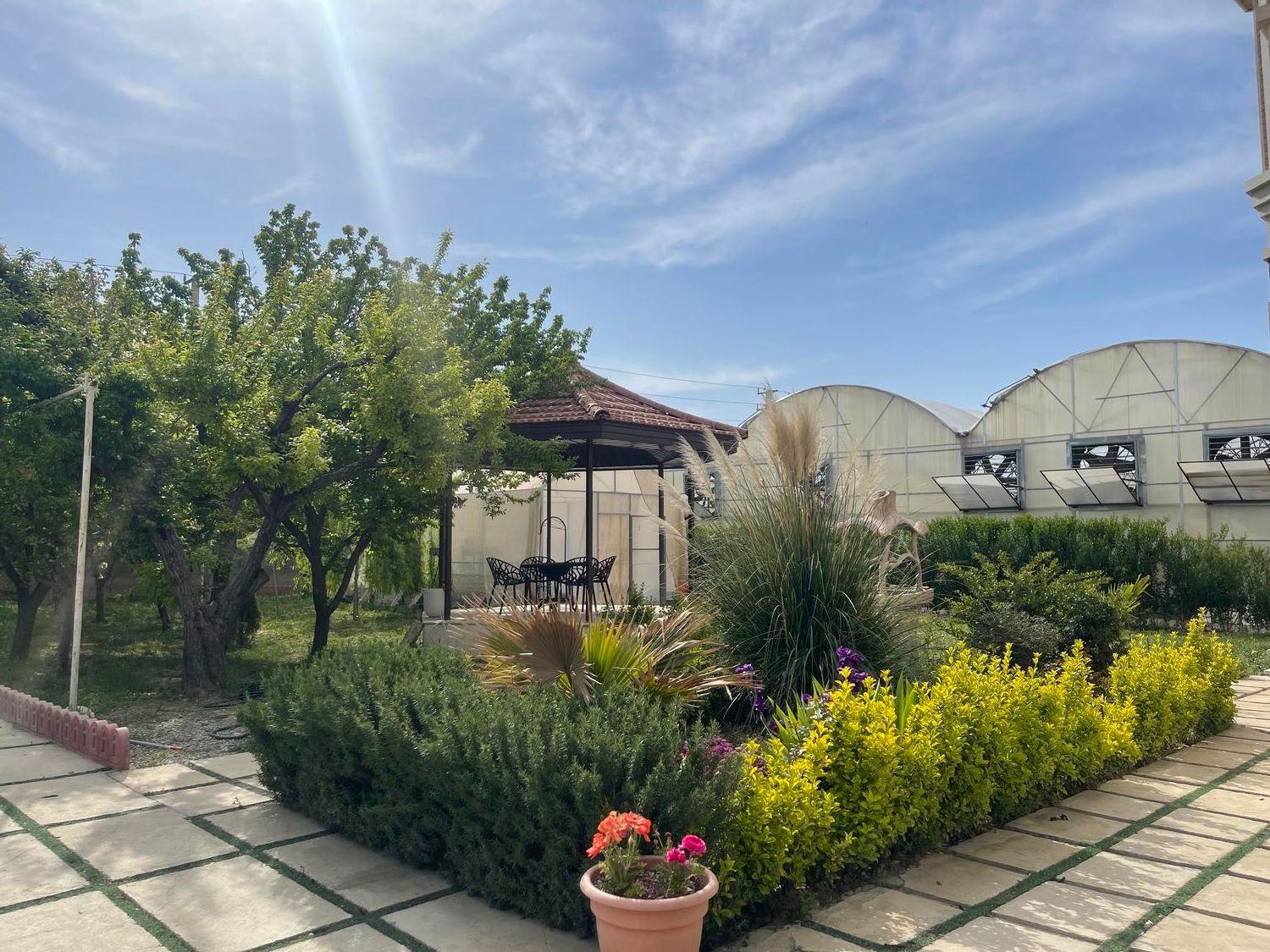 ویلای تریبلکس بهمراه گلخانه مدرن