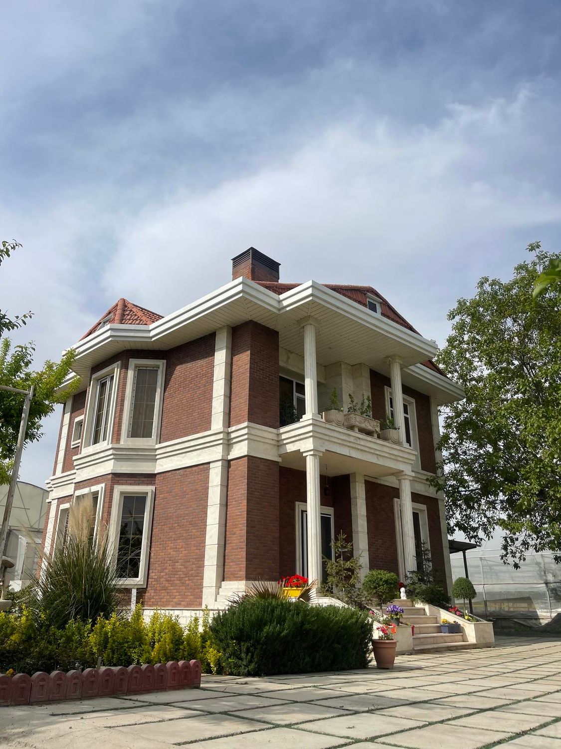 ویلای تریبلکس بهمراه گلخانه مدرن