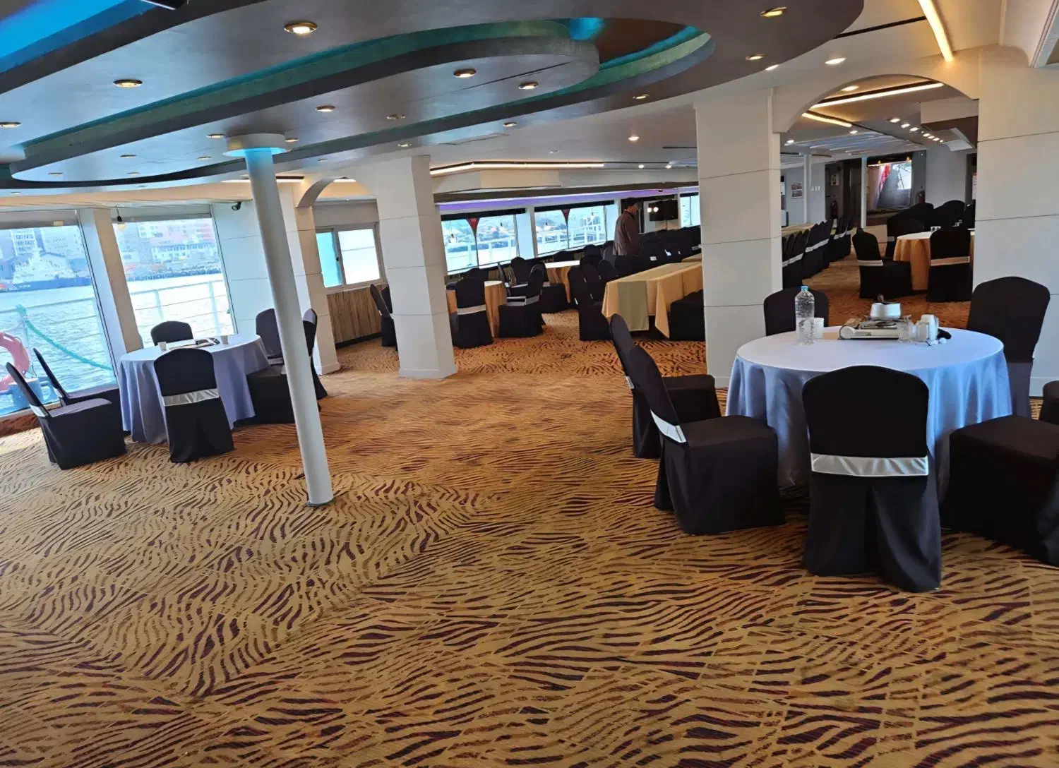 فروش کشتی تفریحی رستوران